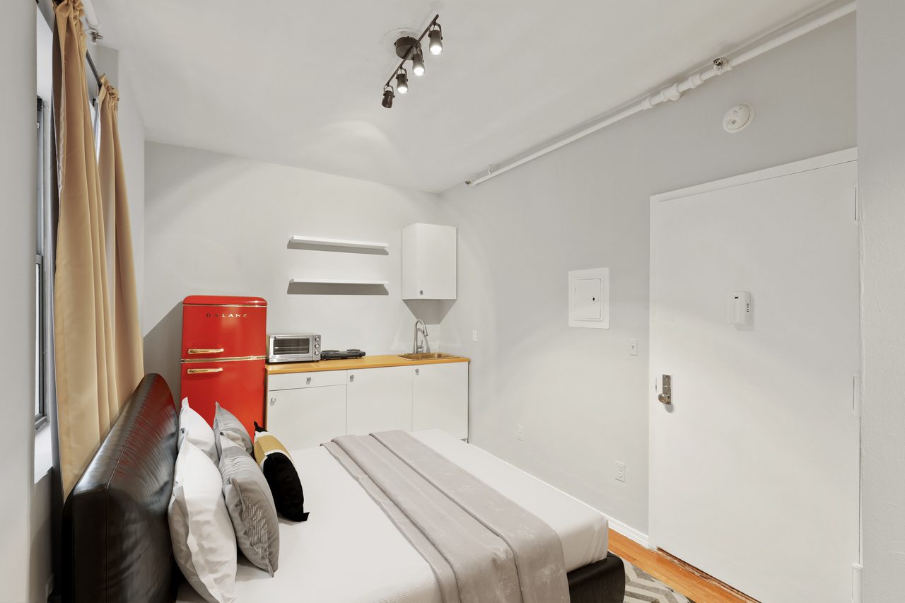 a room in Lincoln Square photo 7