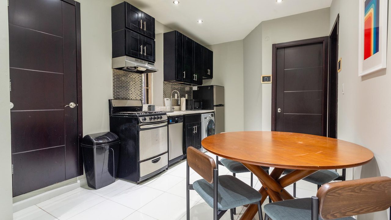 a room in Morningside Heights photo 3