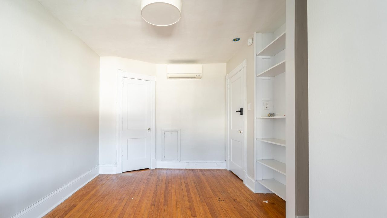 a room in Northwest Washington photo 8