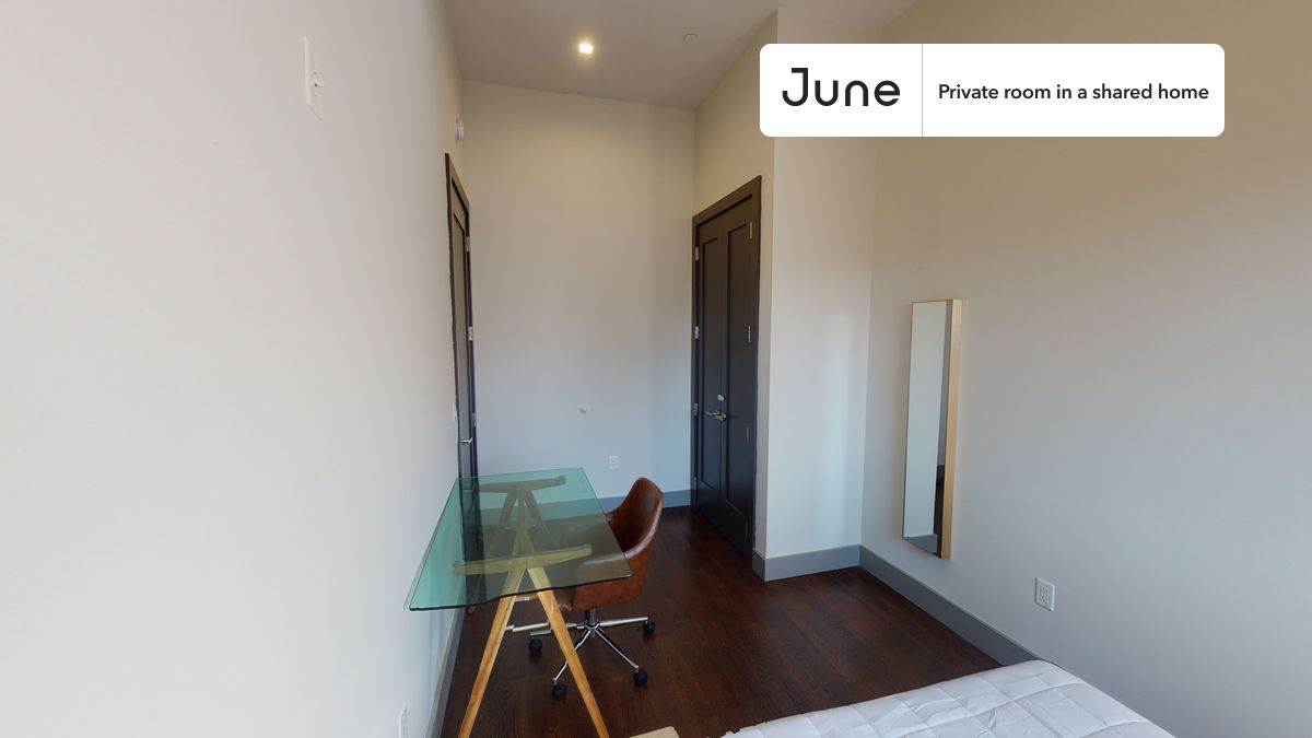 a room in Bedford-Stuyvesant photo 3