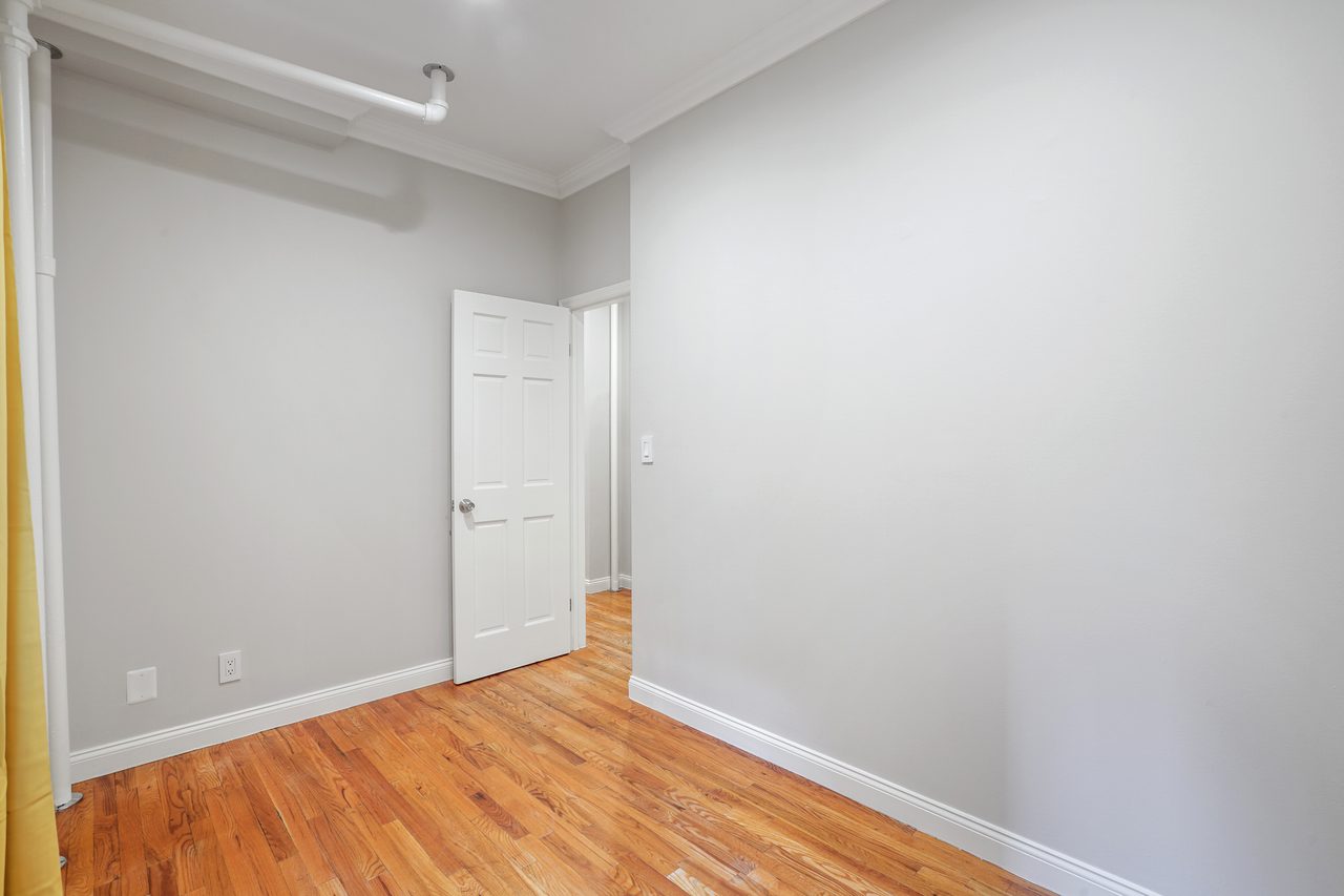 a room in Hamilton Heights photo 5