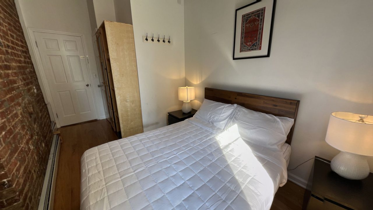 a room in Sutton Place photo 2