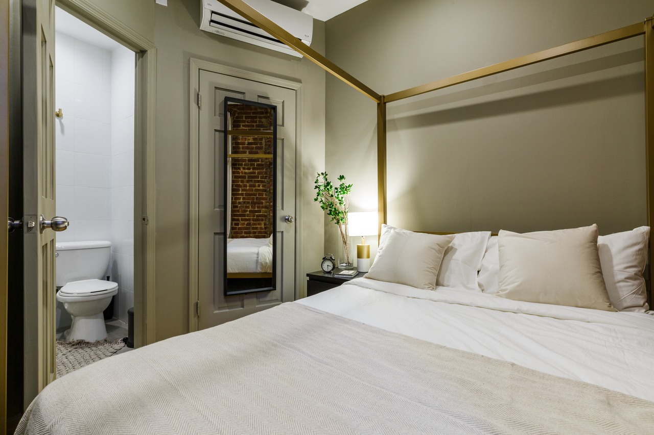 a room in Sutton Place photo 2