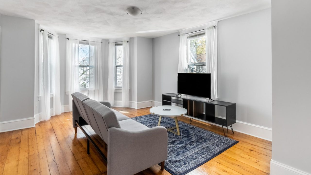 a room in East Somerville photo 3