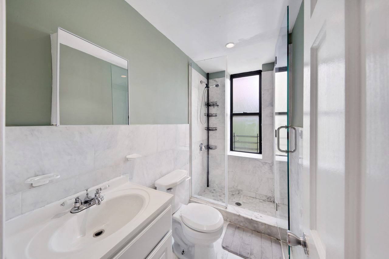 a room in East Harlem photo 6