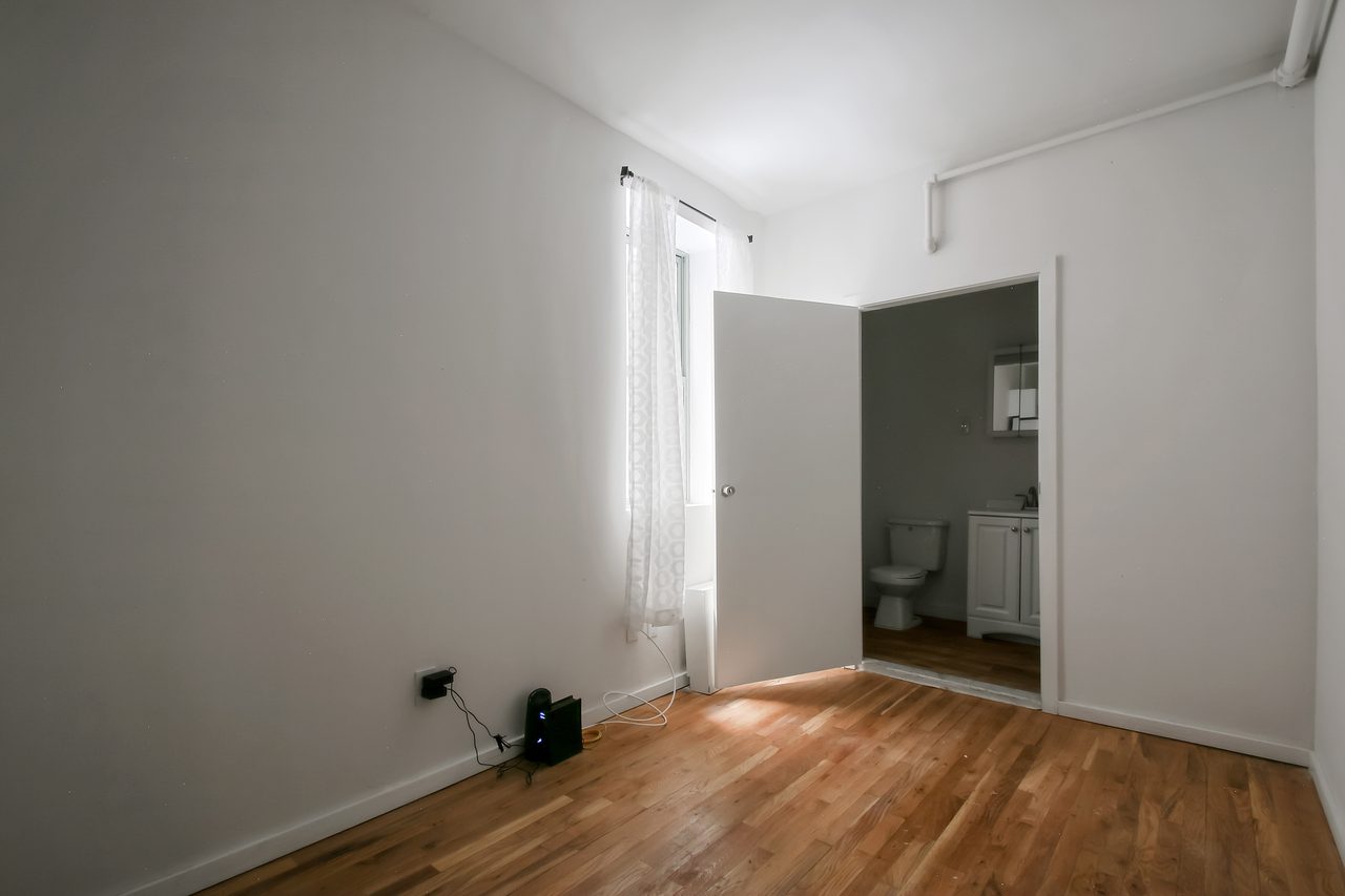 a room in Lincoln Square photo 4