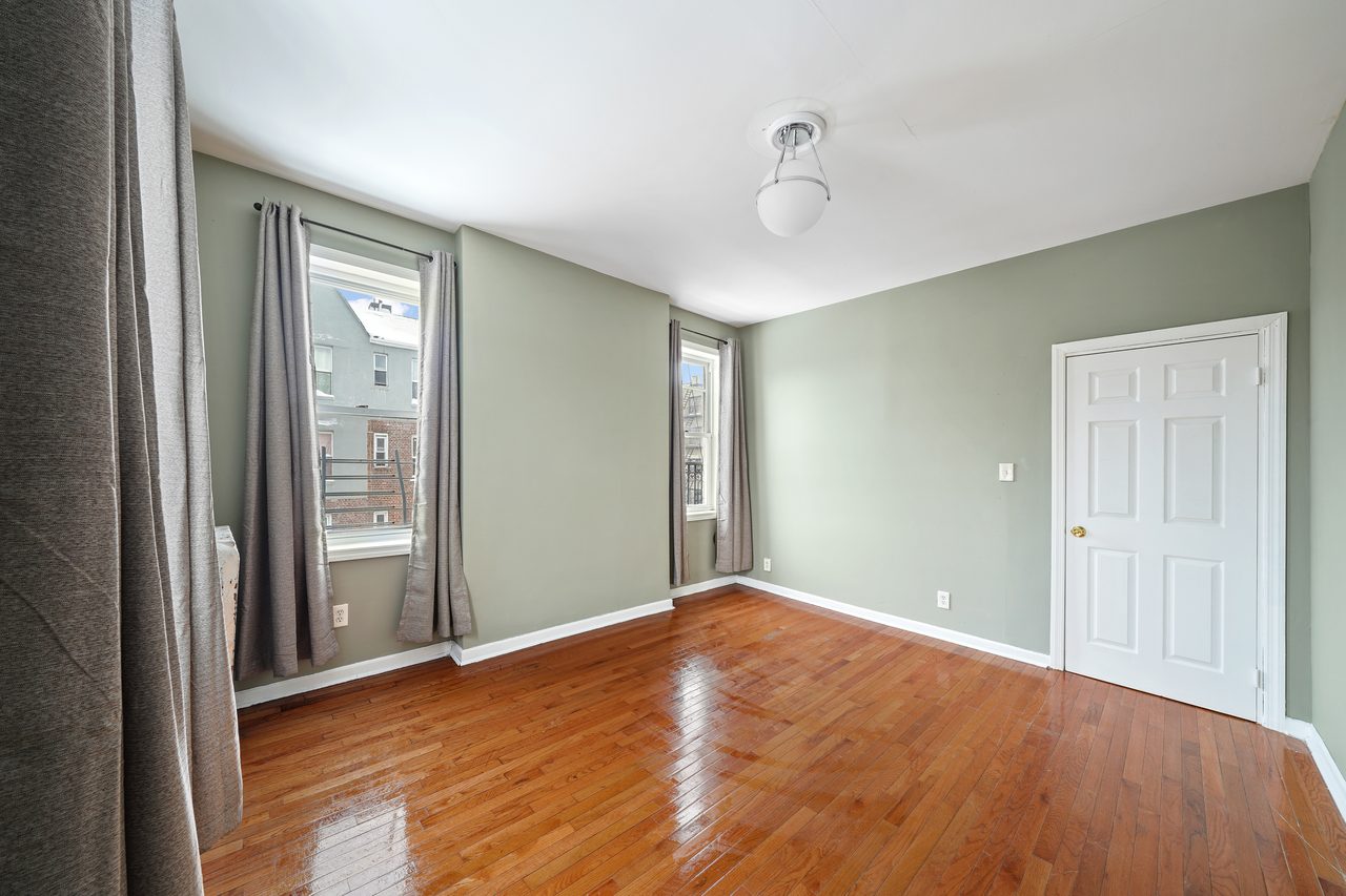 a room in Flatbush photo 3