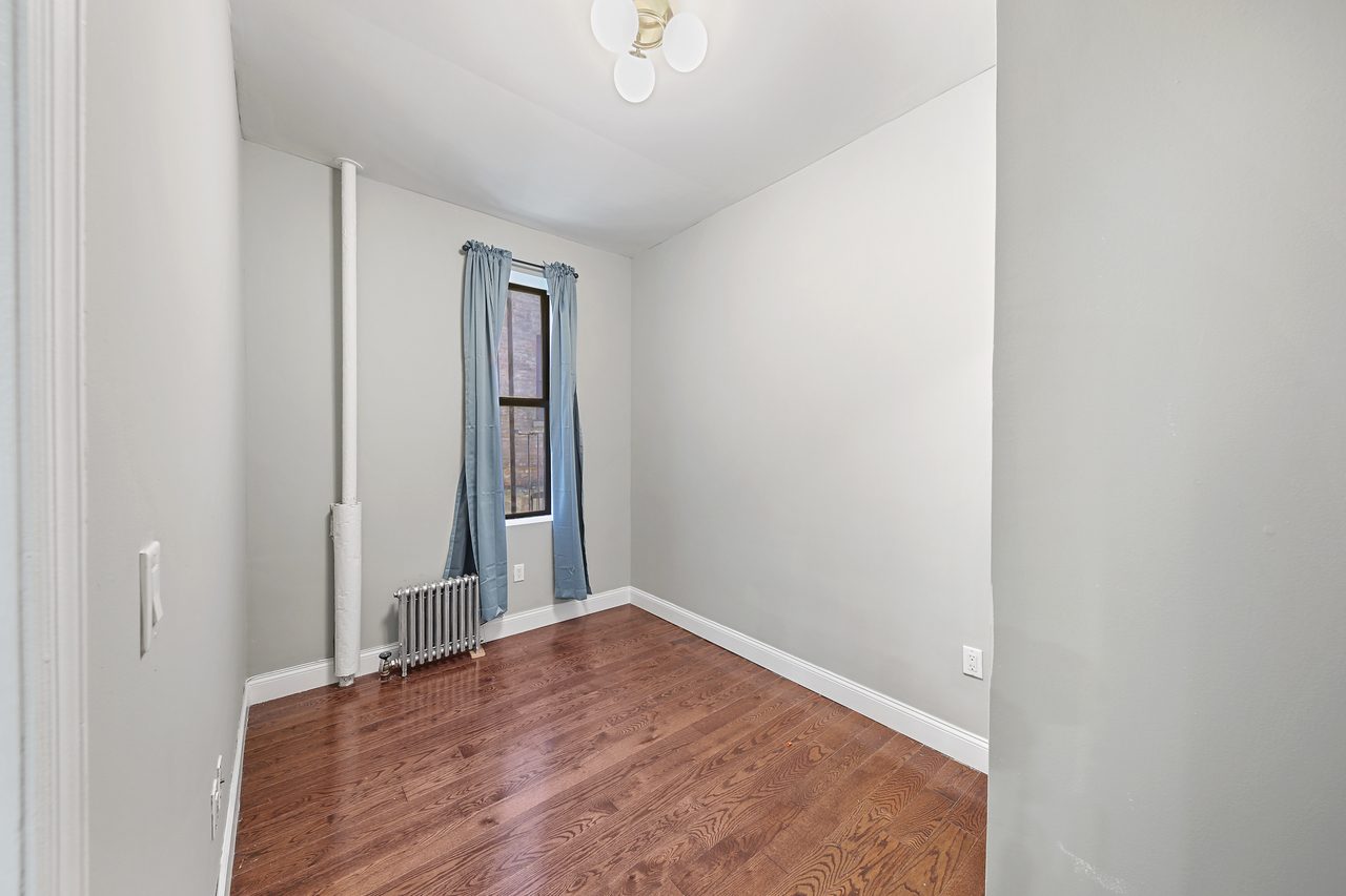 a room in Hamilton Heights photo 2