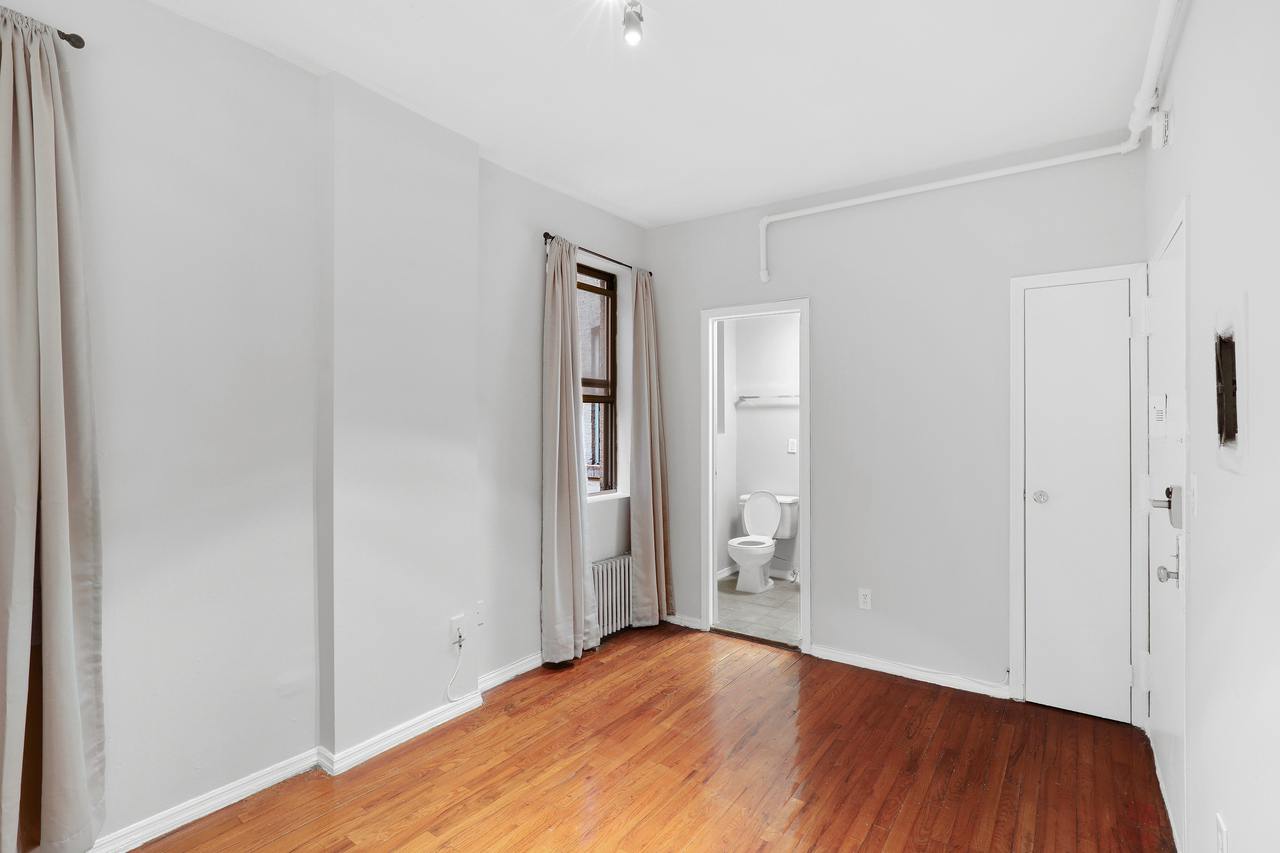 a room in Lincoln Square photo 8