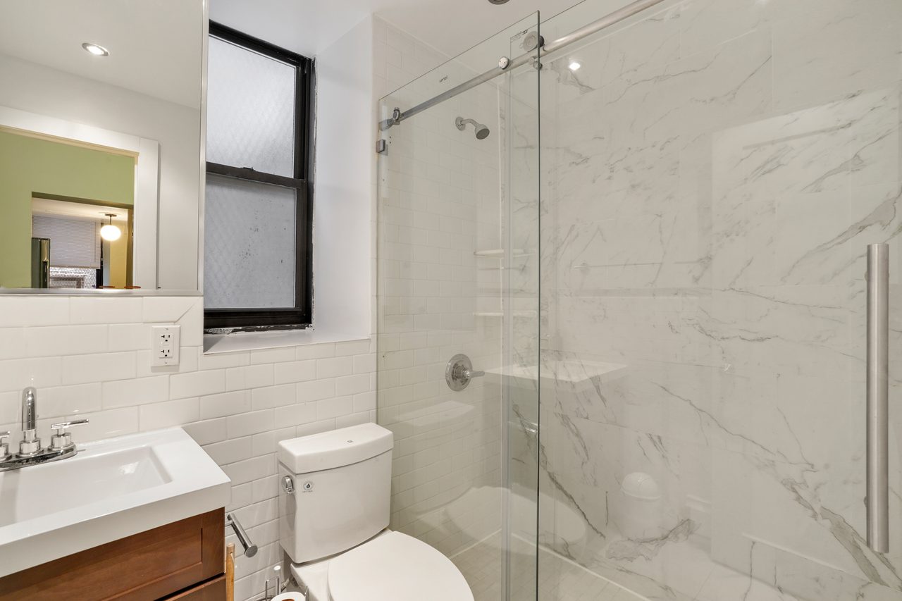 a room in Morningside Heights photo 8
