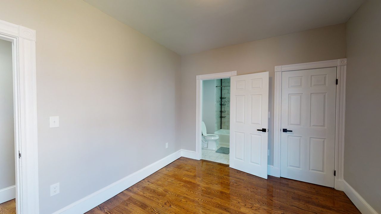 a room in Roxbury photo 3