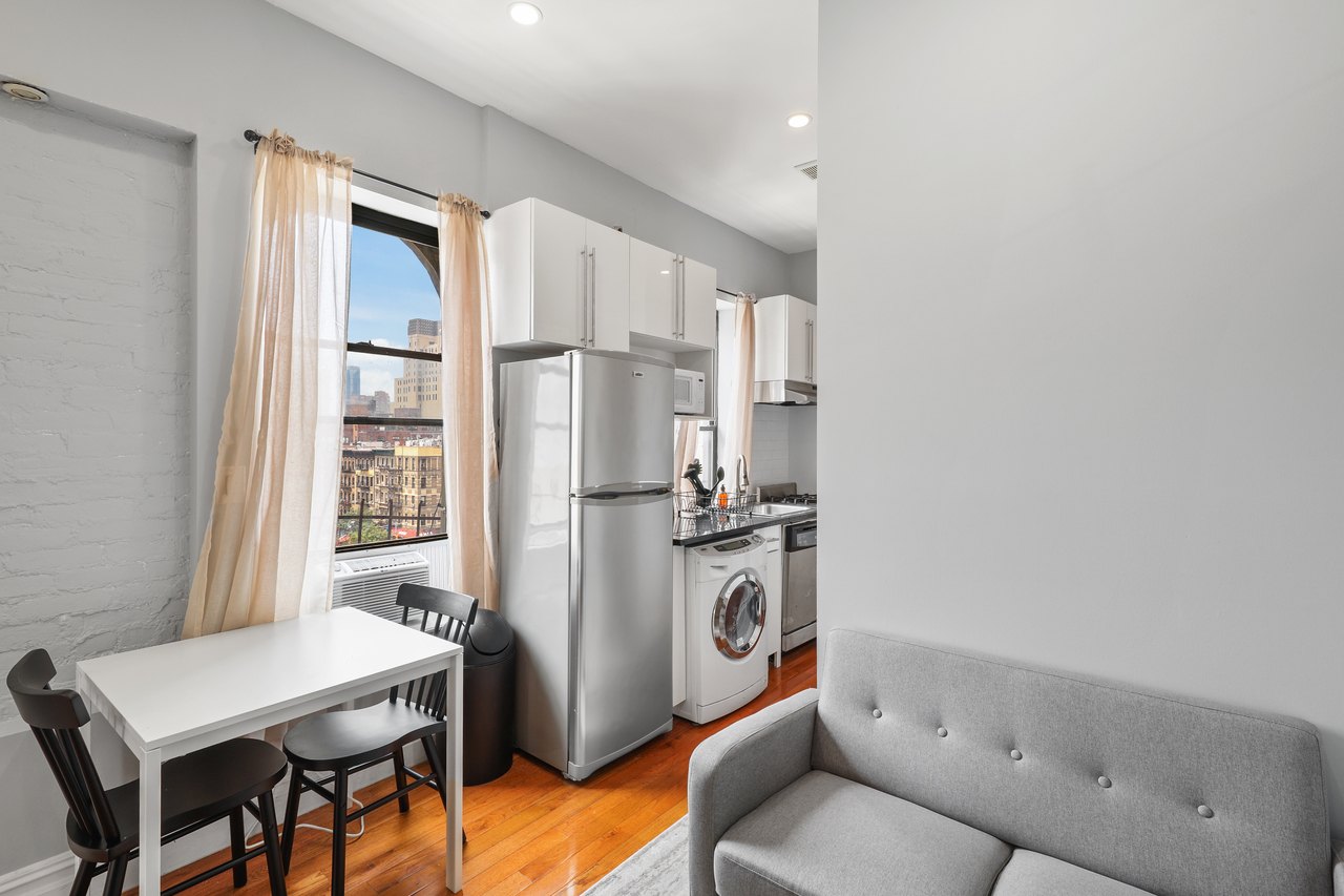 a room in Hell's Kitchen photo 6