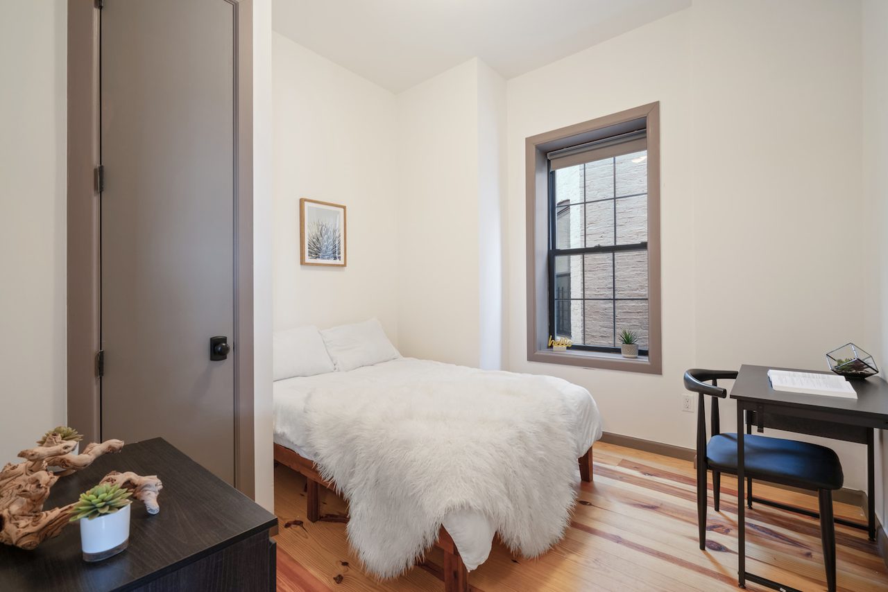 a room in Hamilton Heights photo 2