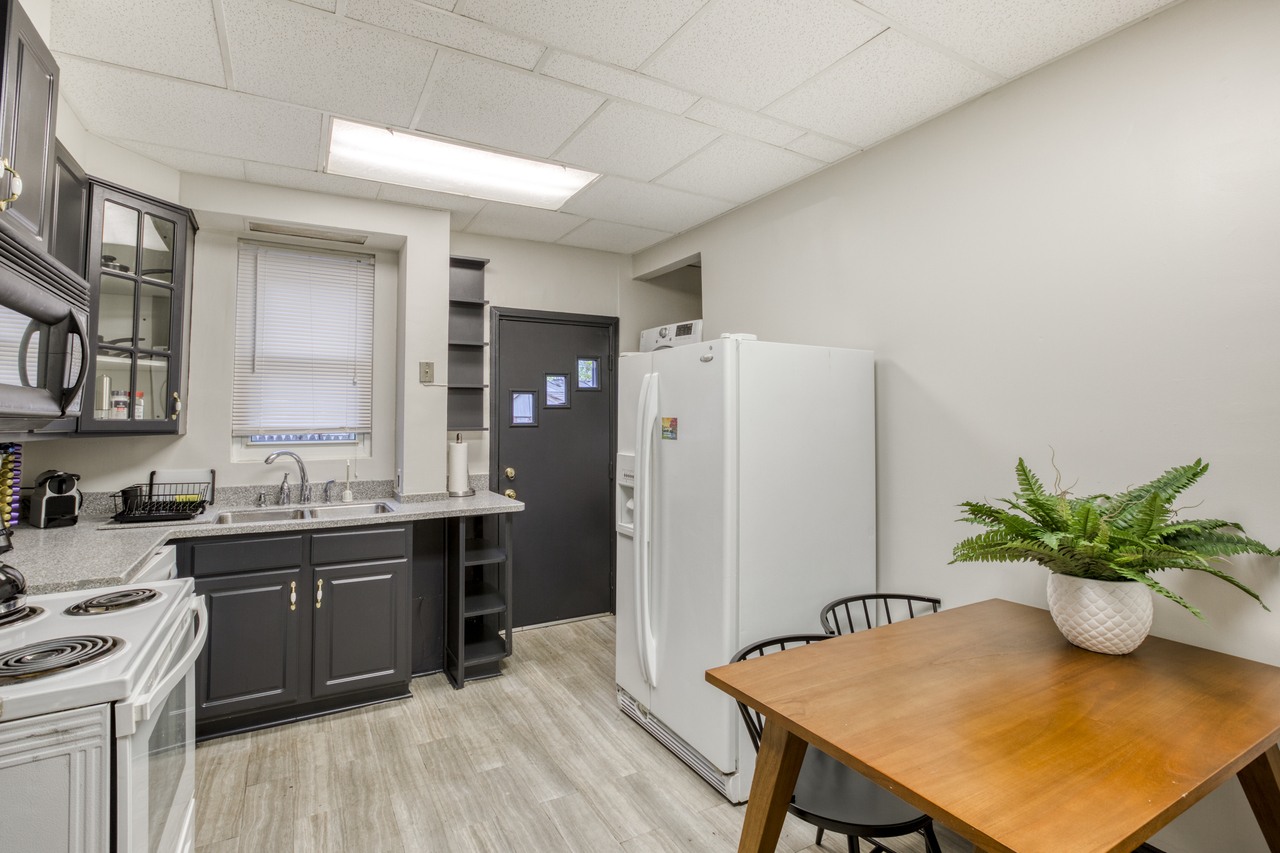 a room in Northwest Washington photo 7