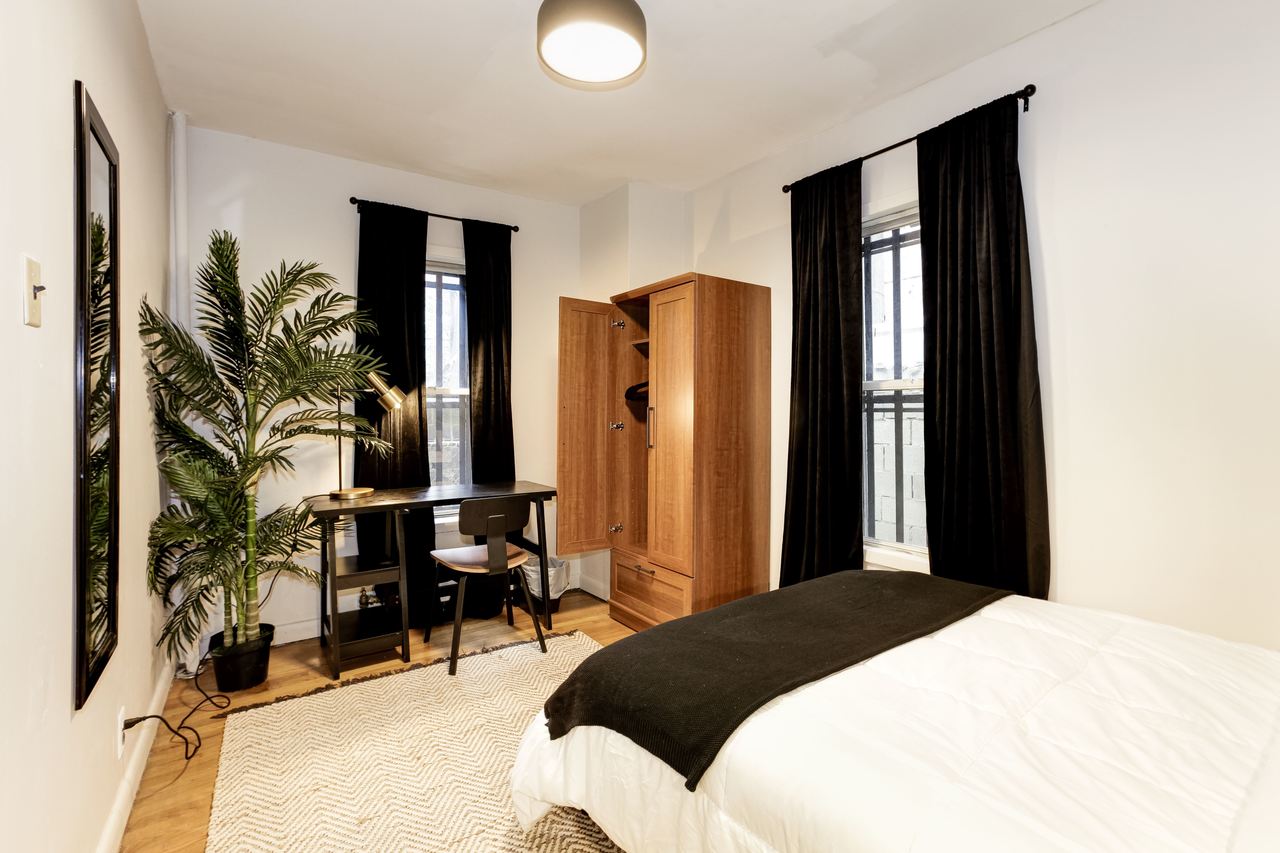 a room in Lincoln Square photo 8