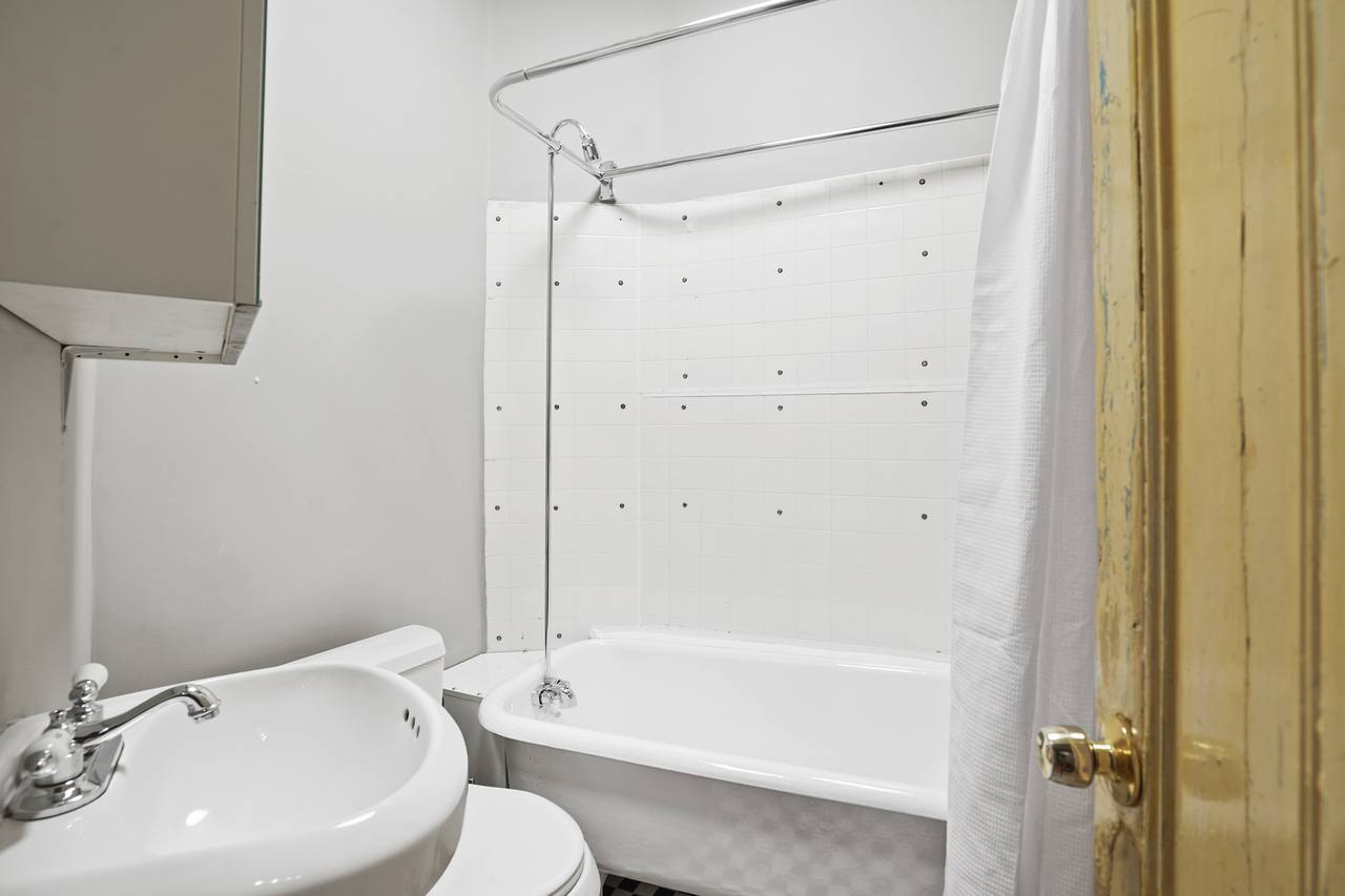 a room in Theater District photo 6