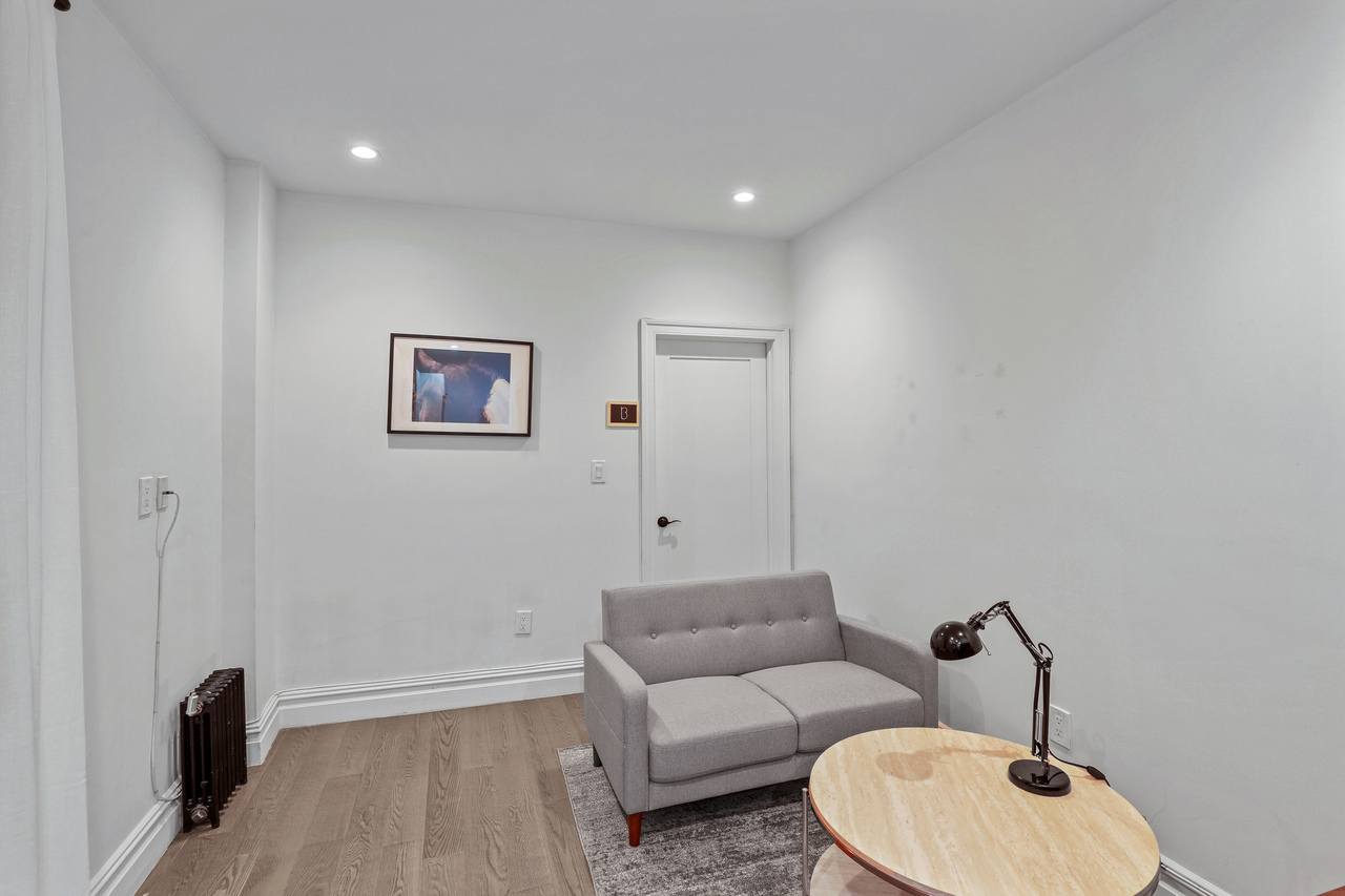 a room in Hell's Kitchen photo 7