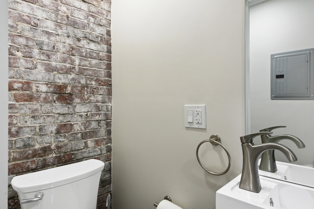 a room in North End photo 9
