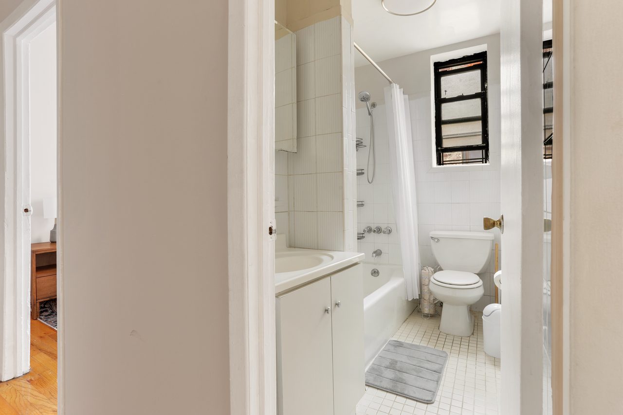a room in Morningside Heights photo 5