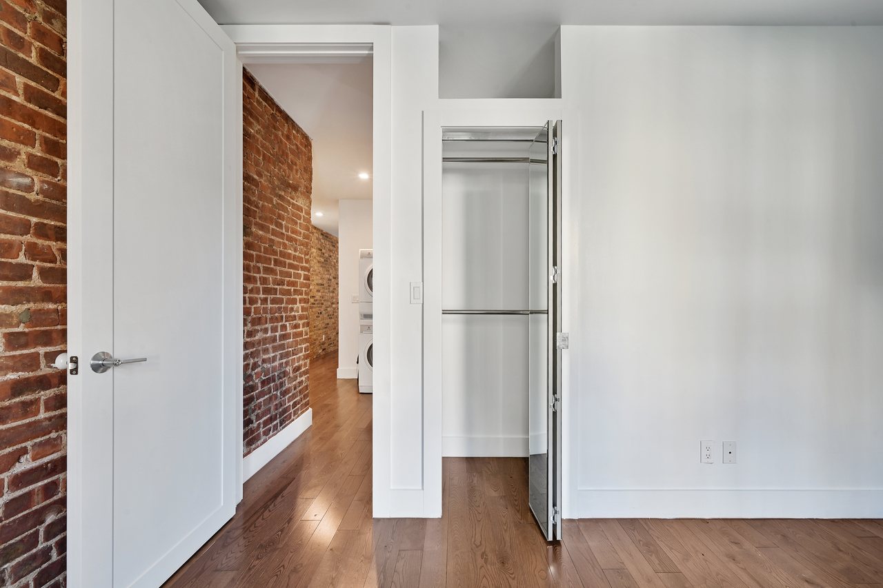 a room in Hamilton Heights photo 4