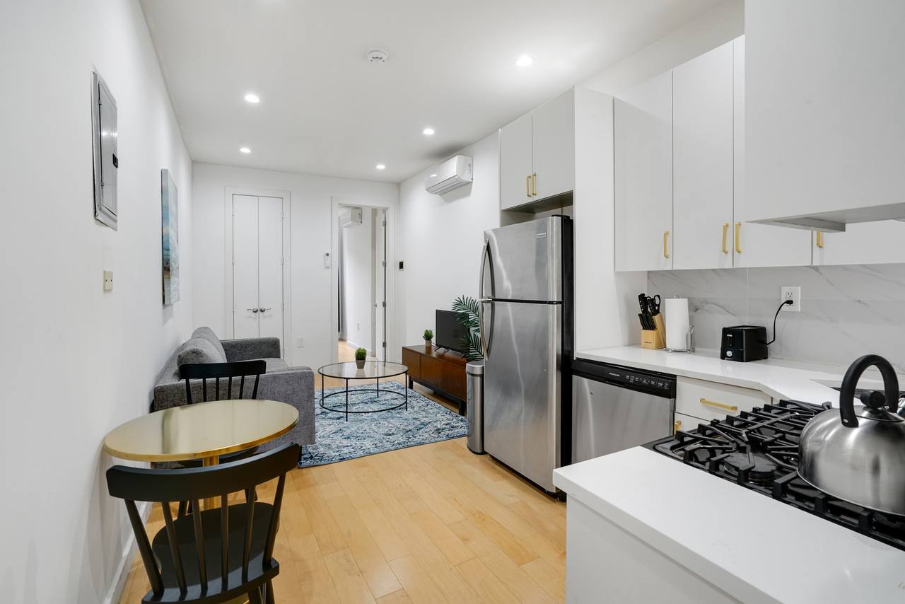 a room in Bedford-Stuyvesant photo 6