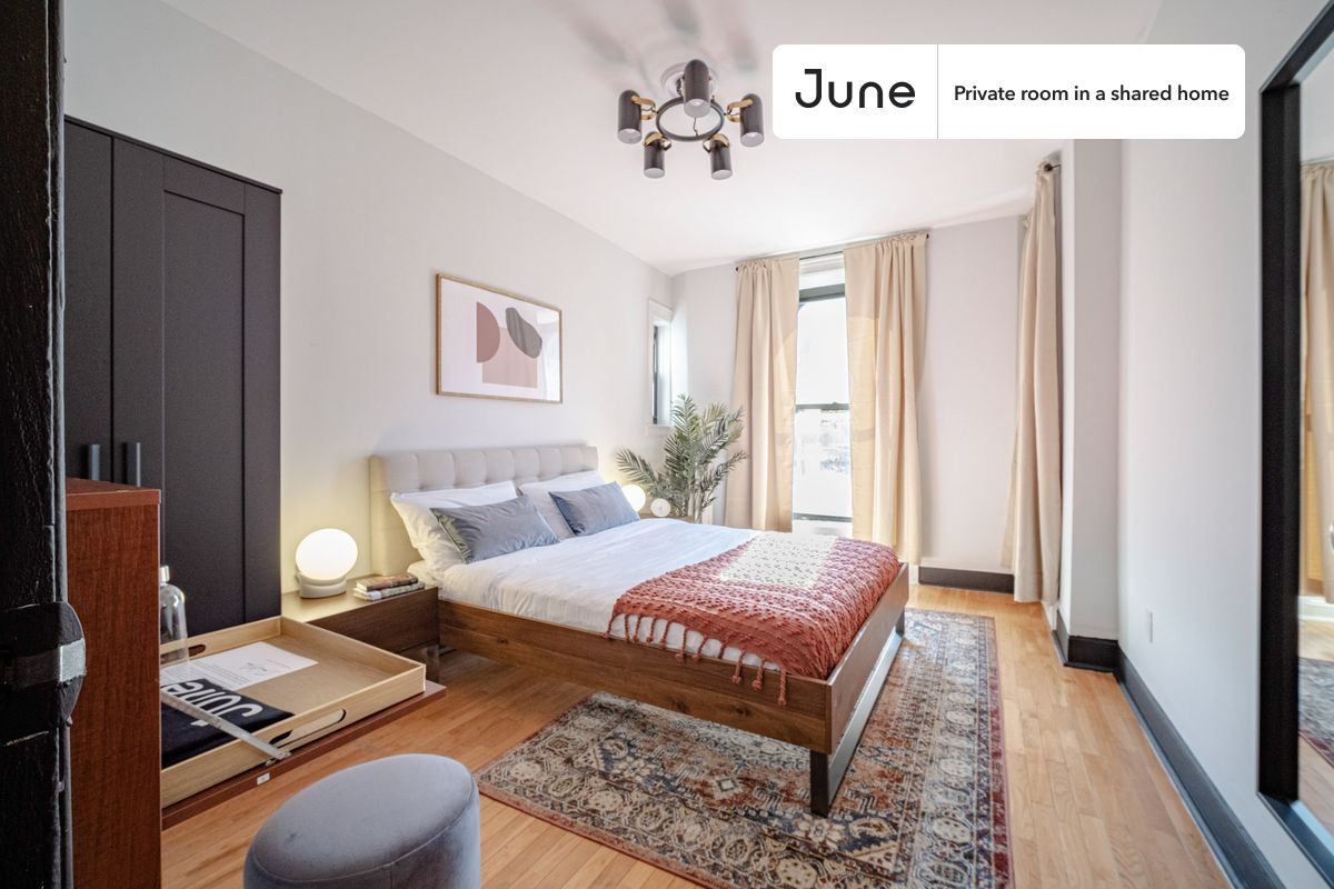 a room in Hamilton Heights photo 2
