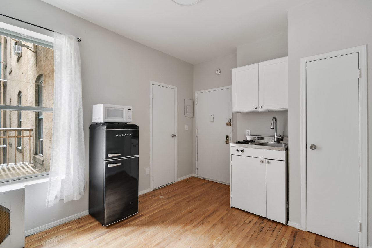 a room in Lincoln Square photo 2