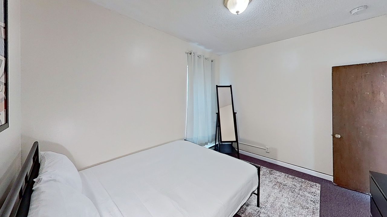 a room in Roxbury photo 2