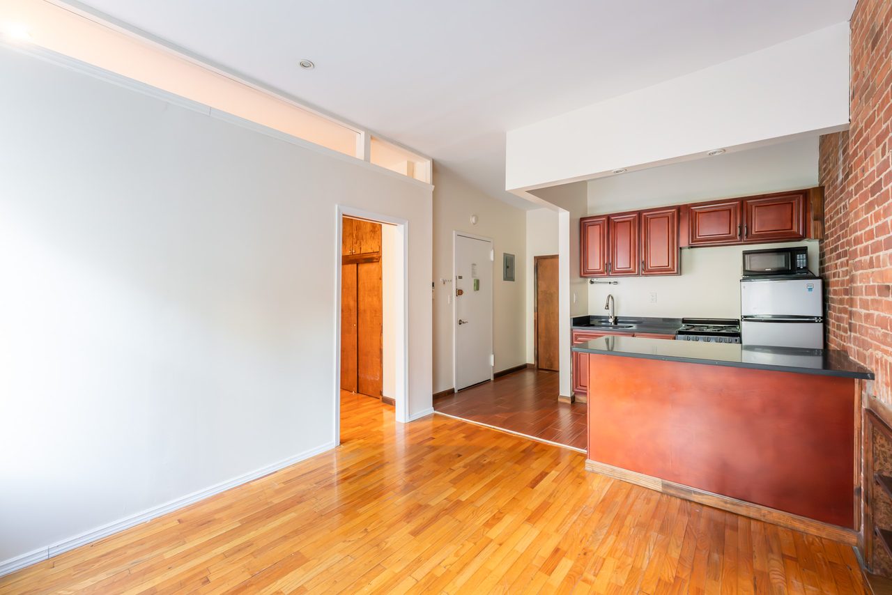 a room in Theatre District photo 6