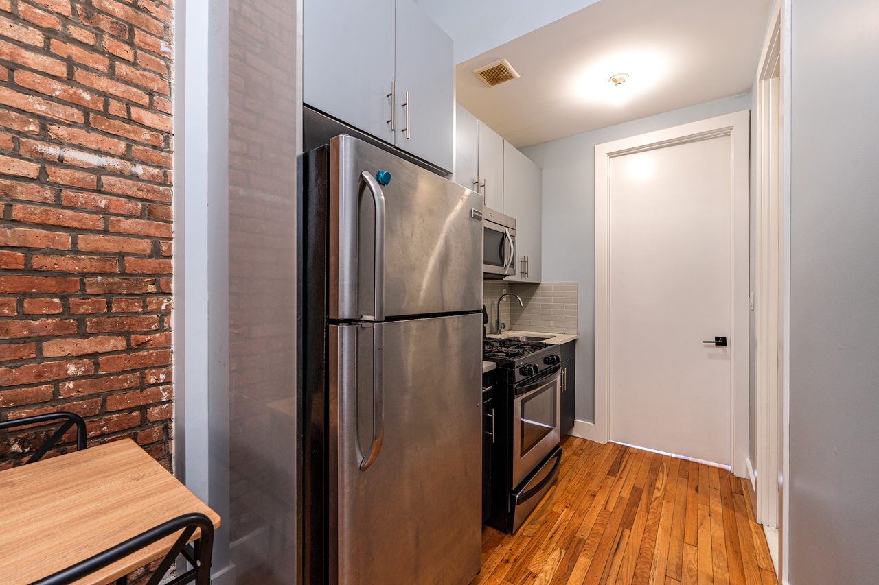 a room in Ocean Hill photo 6