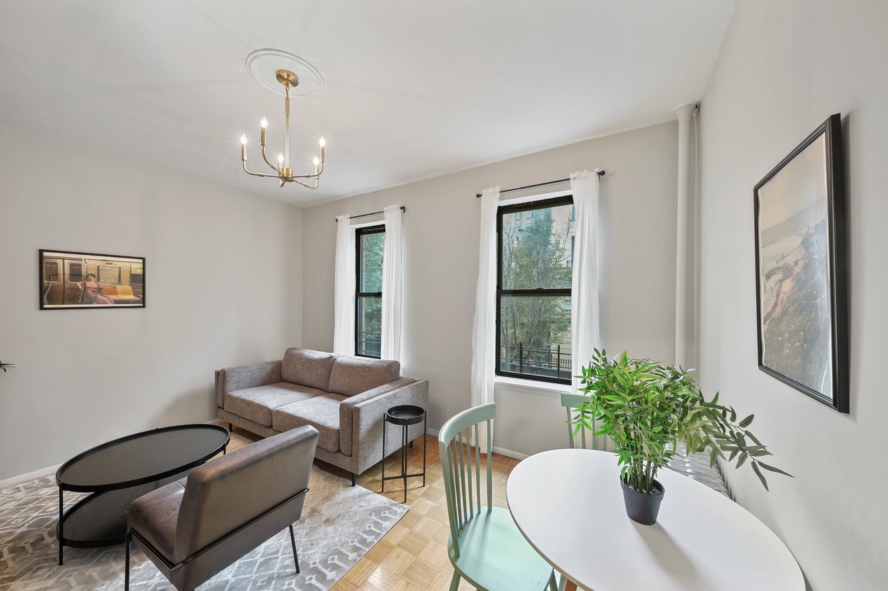 a room in Hamilton Heights photo 5