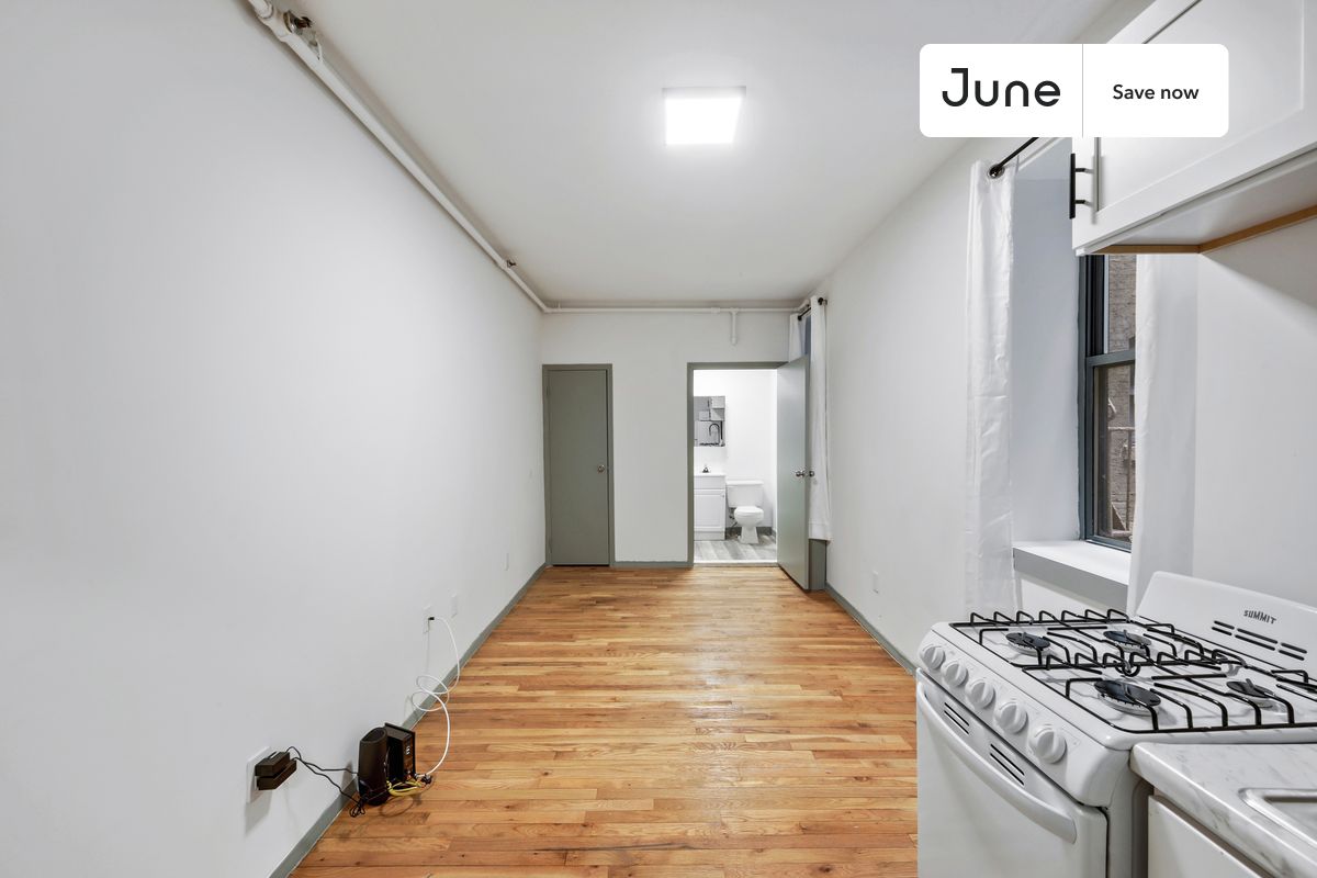 a room in Lincoln Square photo 5