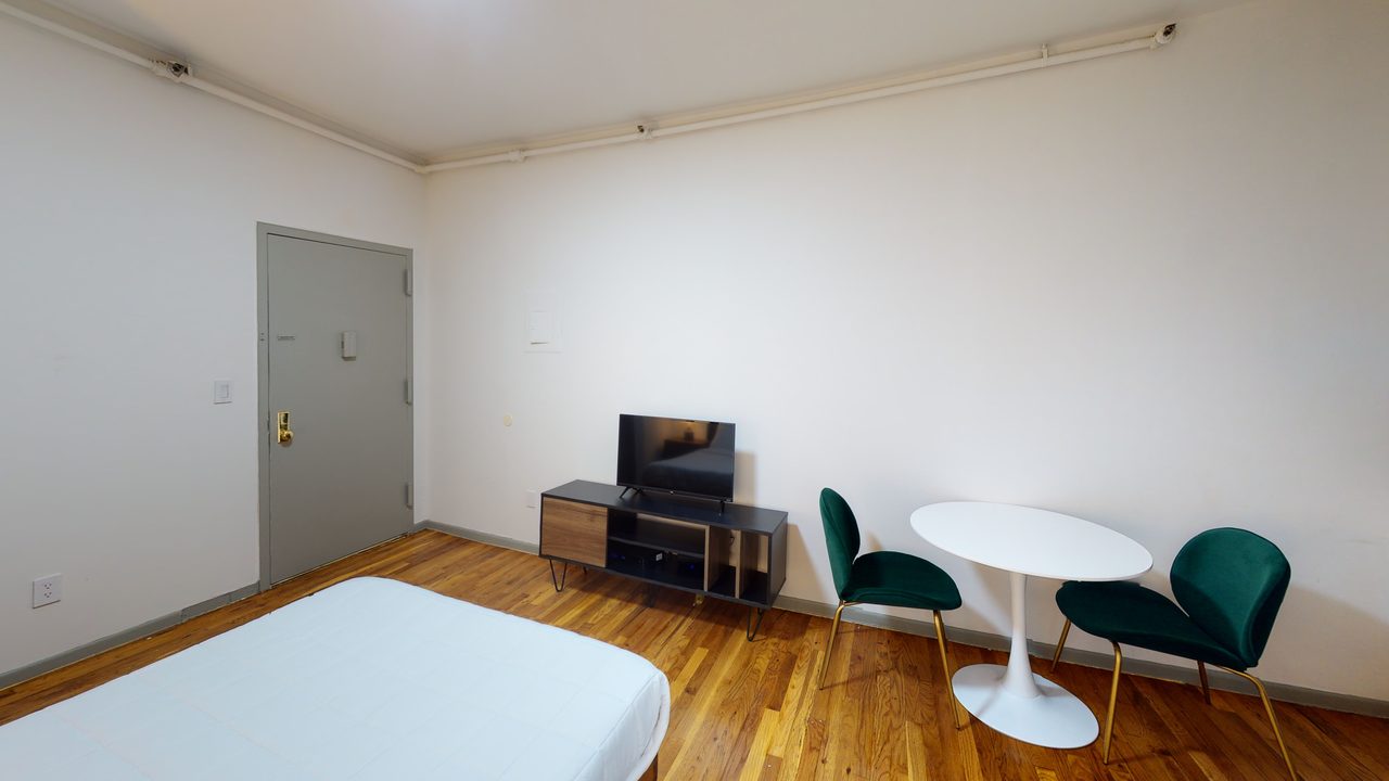 a room in Lincoln Square photo 6