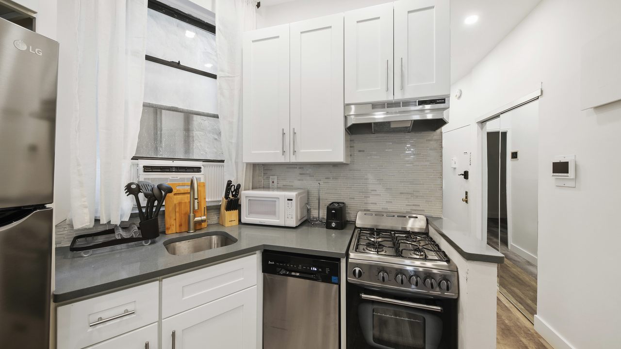 a room in East Village photo 7