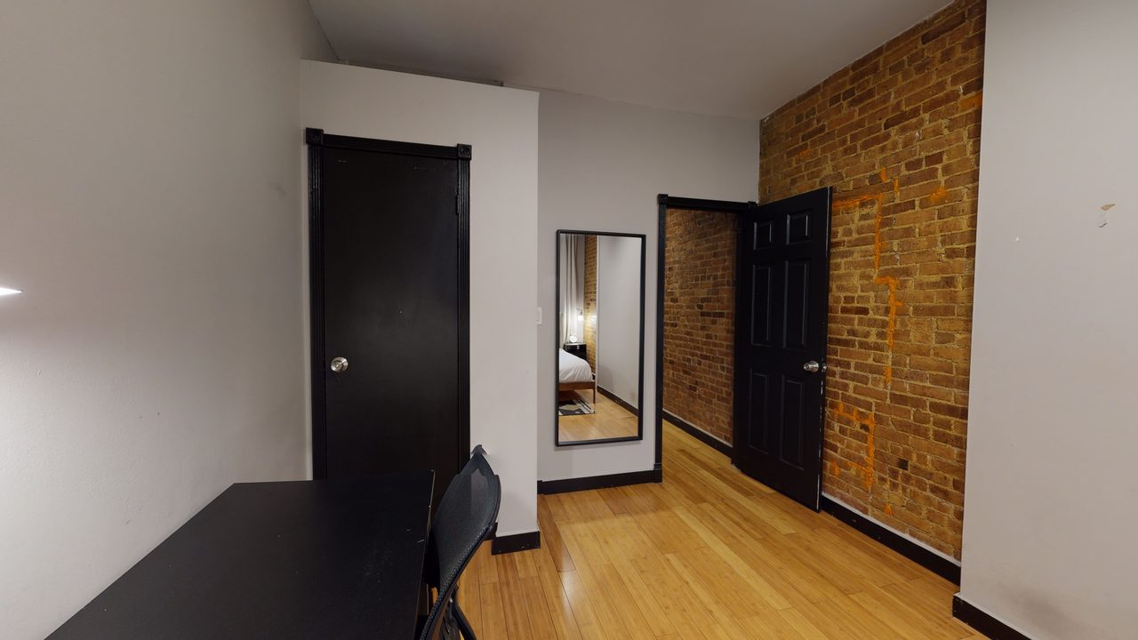 a room in Hell's Kitchen photo 9