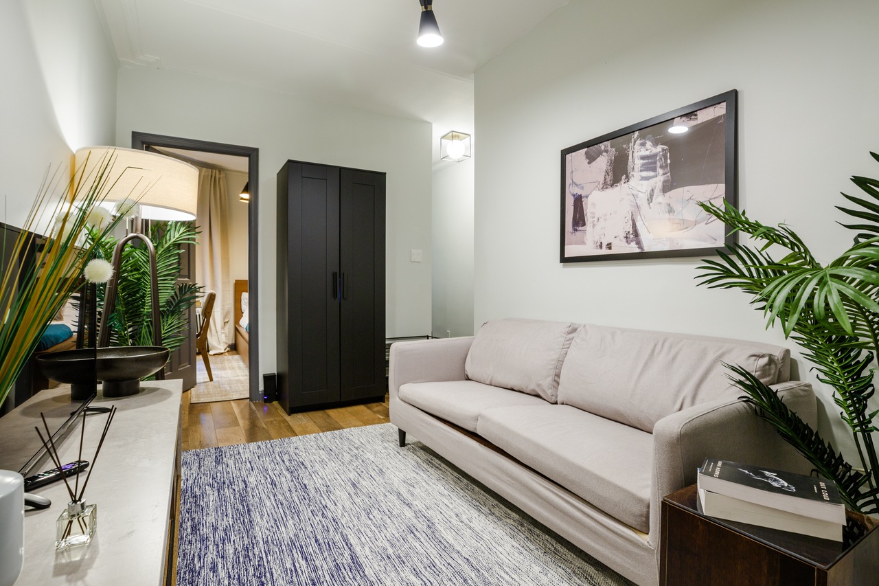 a room in Theater District photo 5