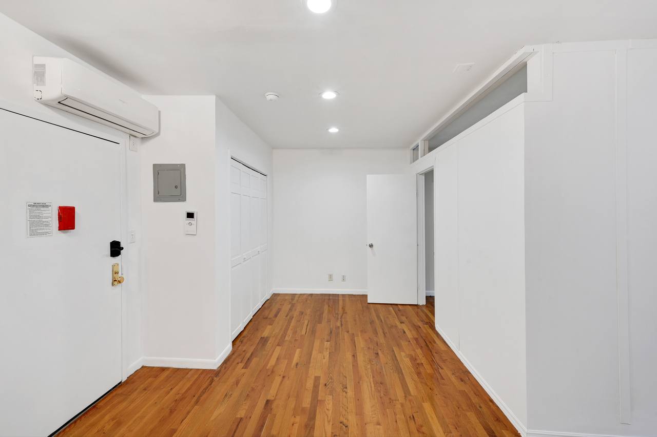 a room in Theater District photo 5