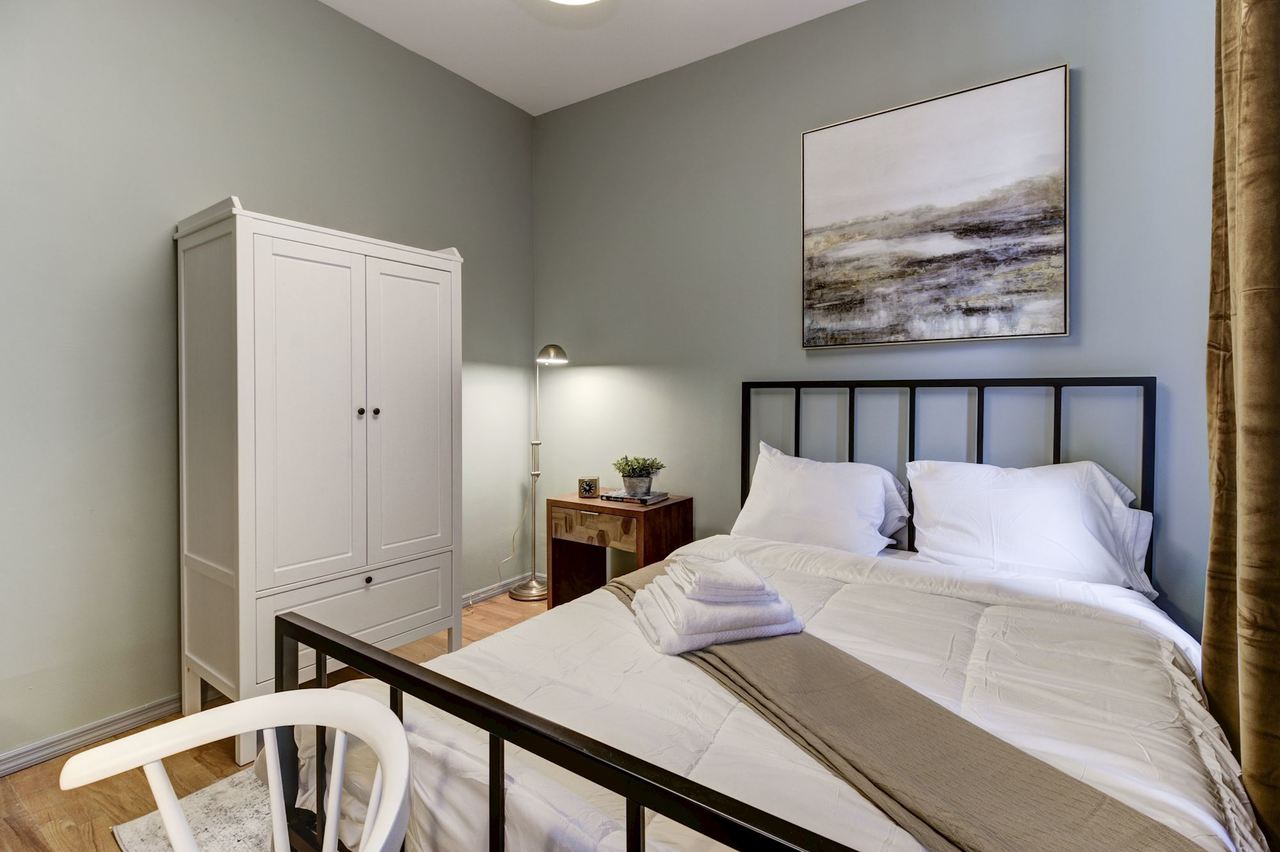 a room in Hamilton Heights photo 3