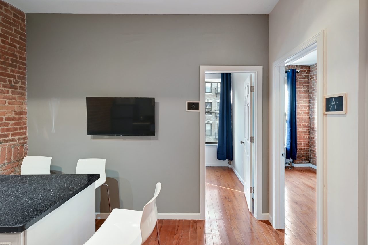 a room in Theater District photo 9