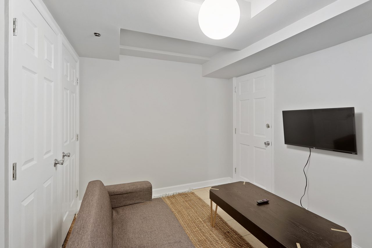 a room in Northeast Washington photo 5