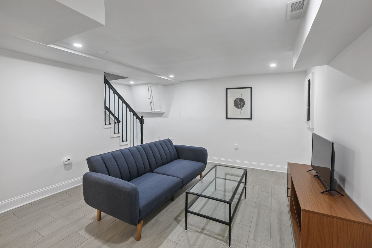 a room in Northeast Washington photo 5