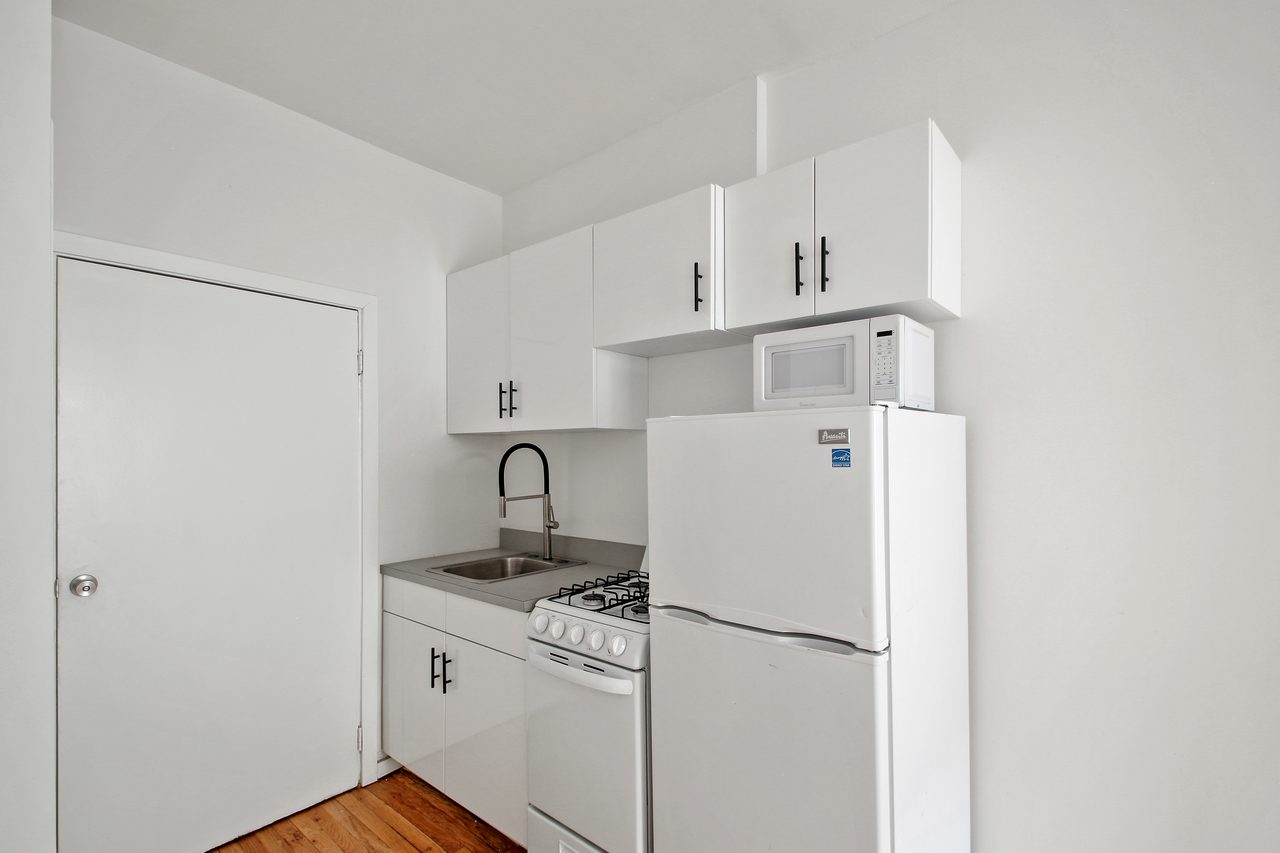 a room in Lincoln Square photo 2