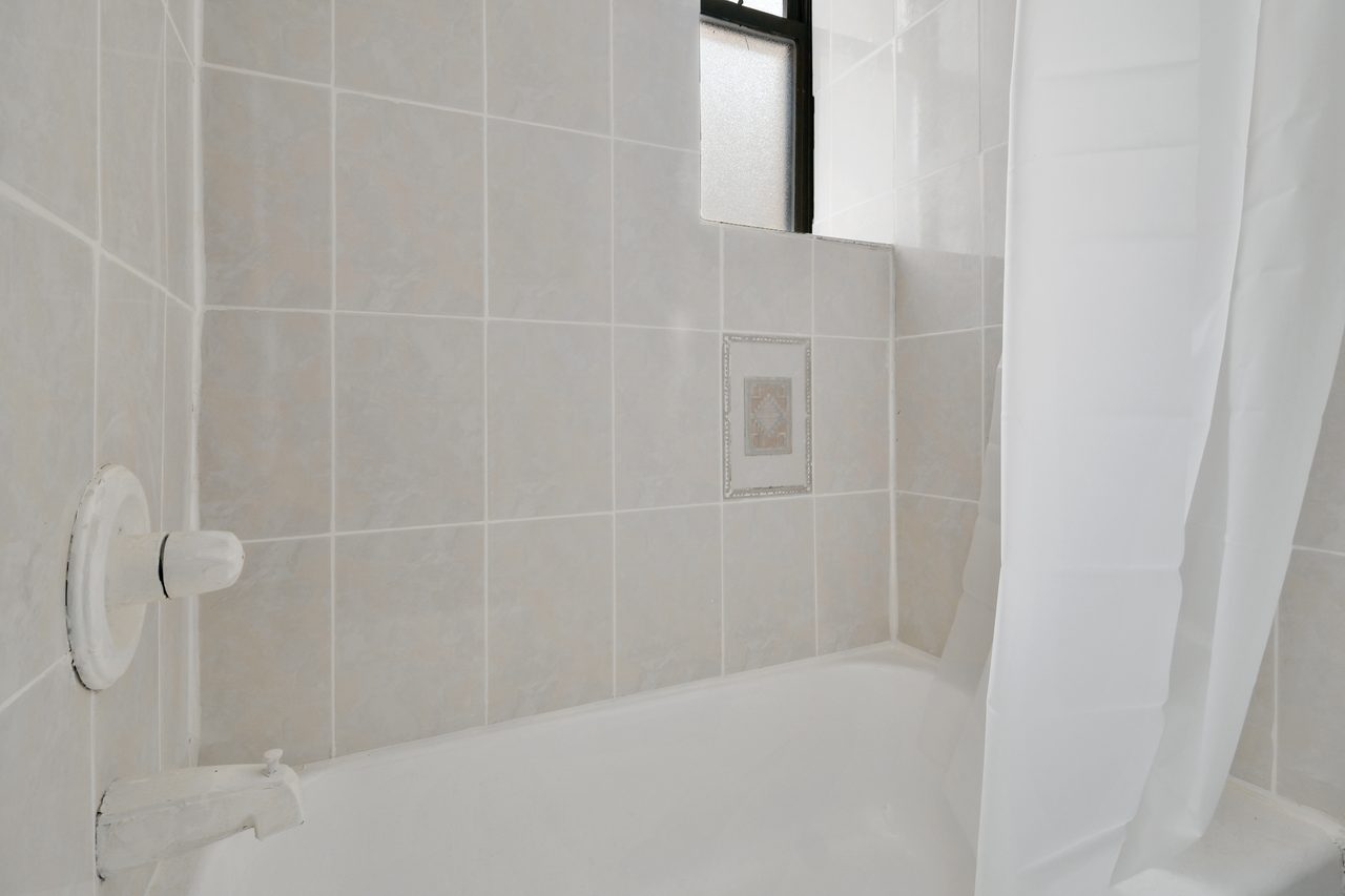 a room in Lincoln Square photo 6