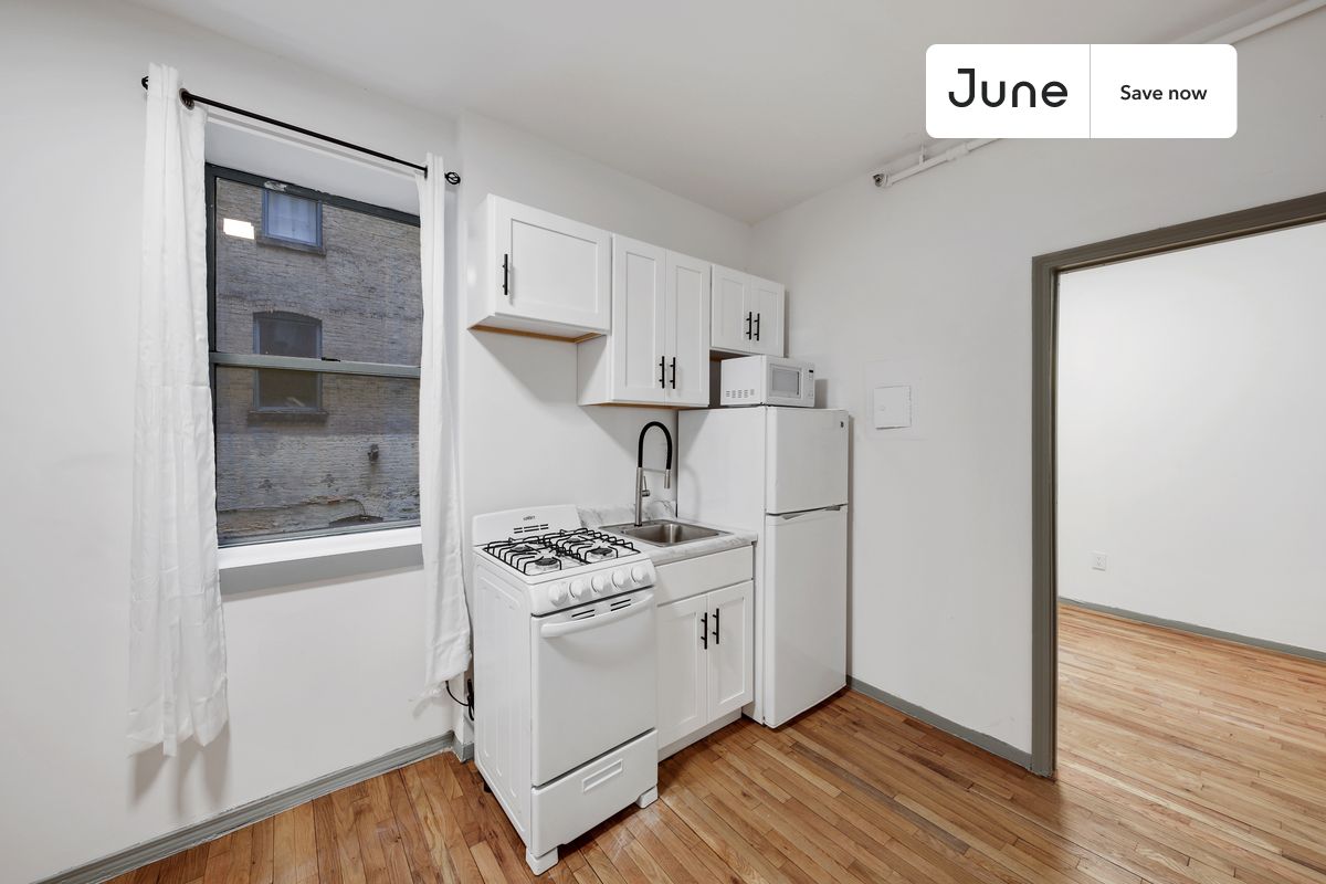 a room in Lincoln Square photo 2