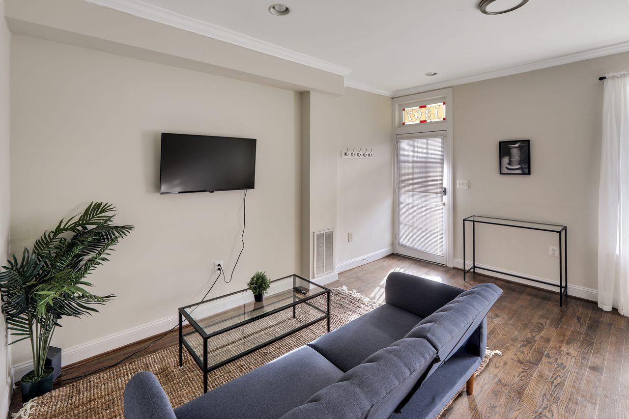 a room in Northwest Washington photo 3