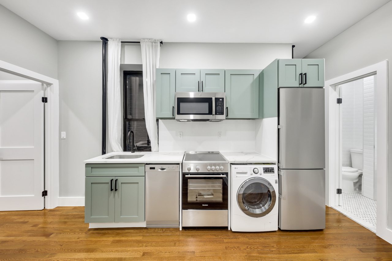 a room in Hell's Kitchen photo 2
