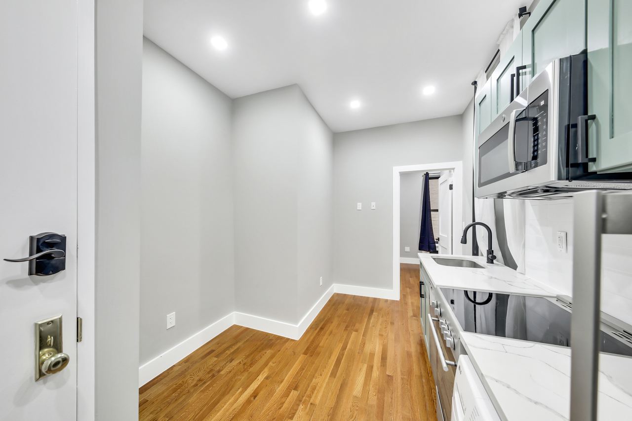 a room in Hell's Kitchen photo 5