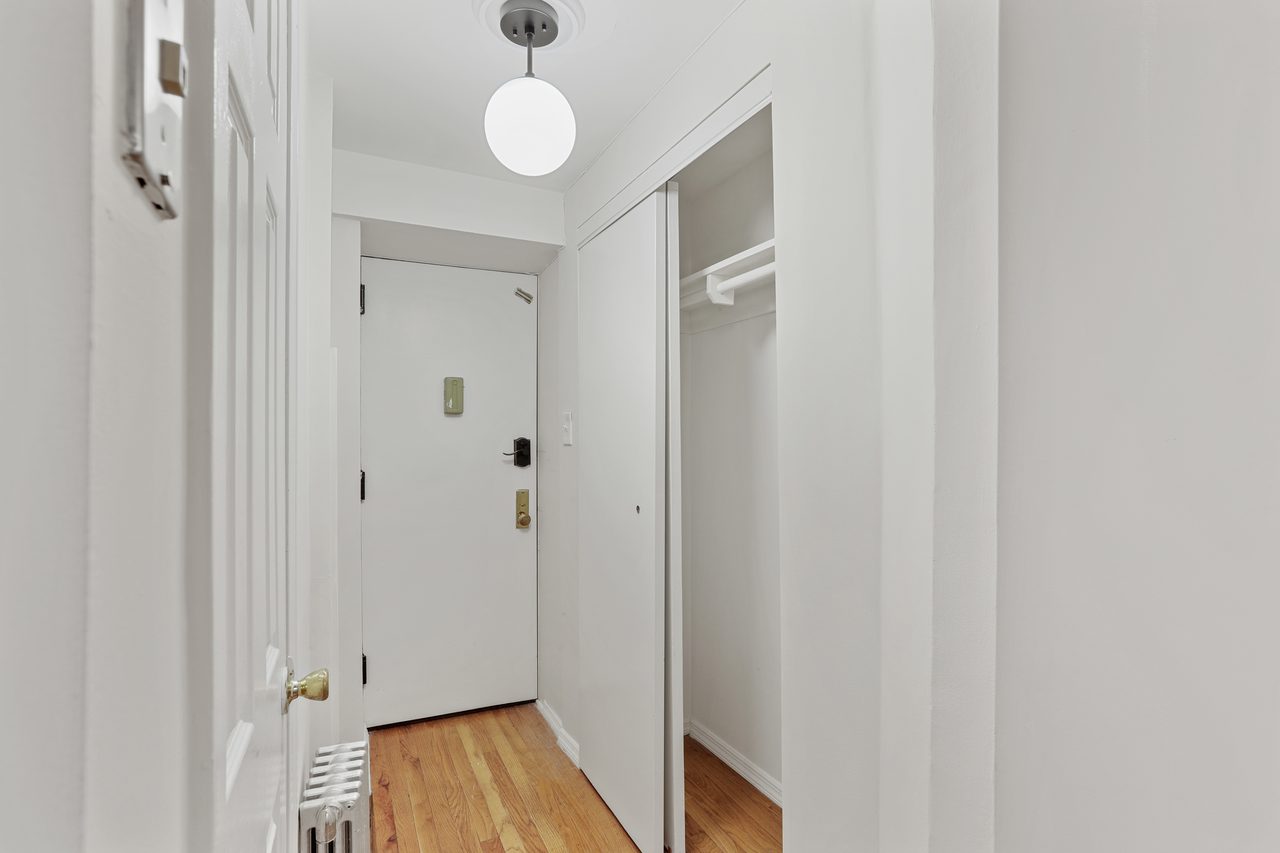 a room in Hamilton Heights photo 5