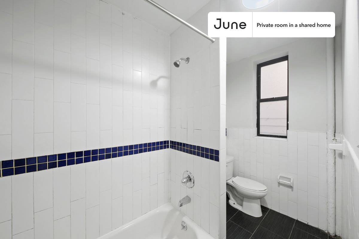a room in Hamilton Heights photo 8