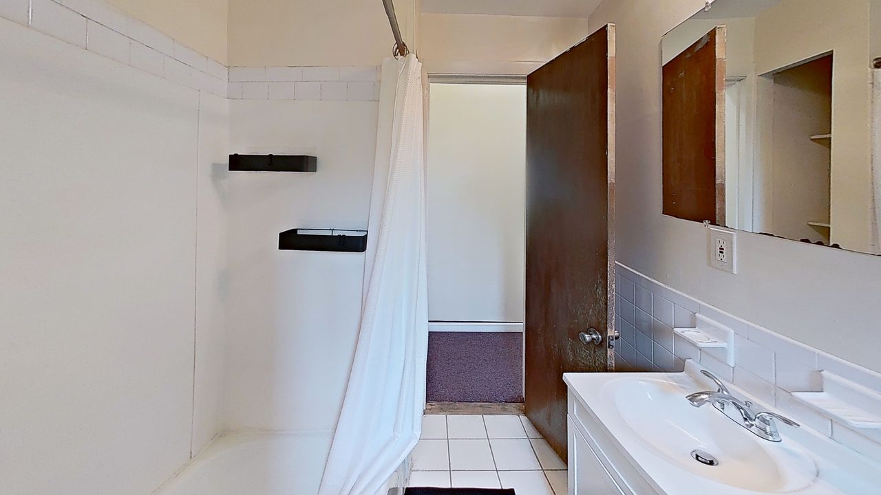 a room in Roxbury photo 6